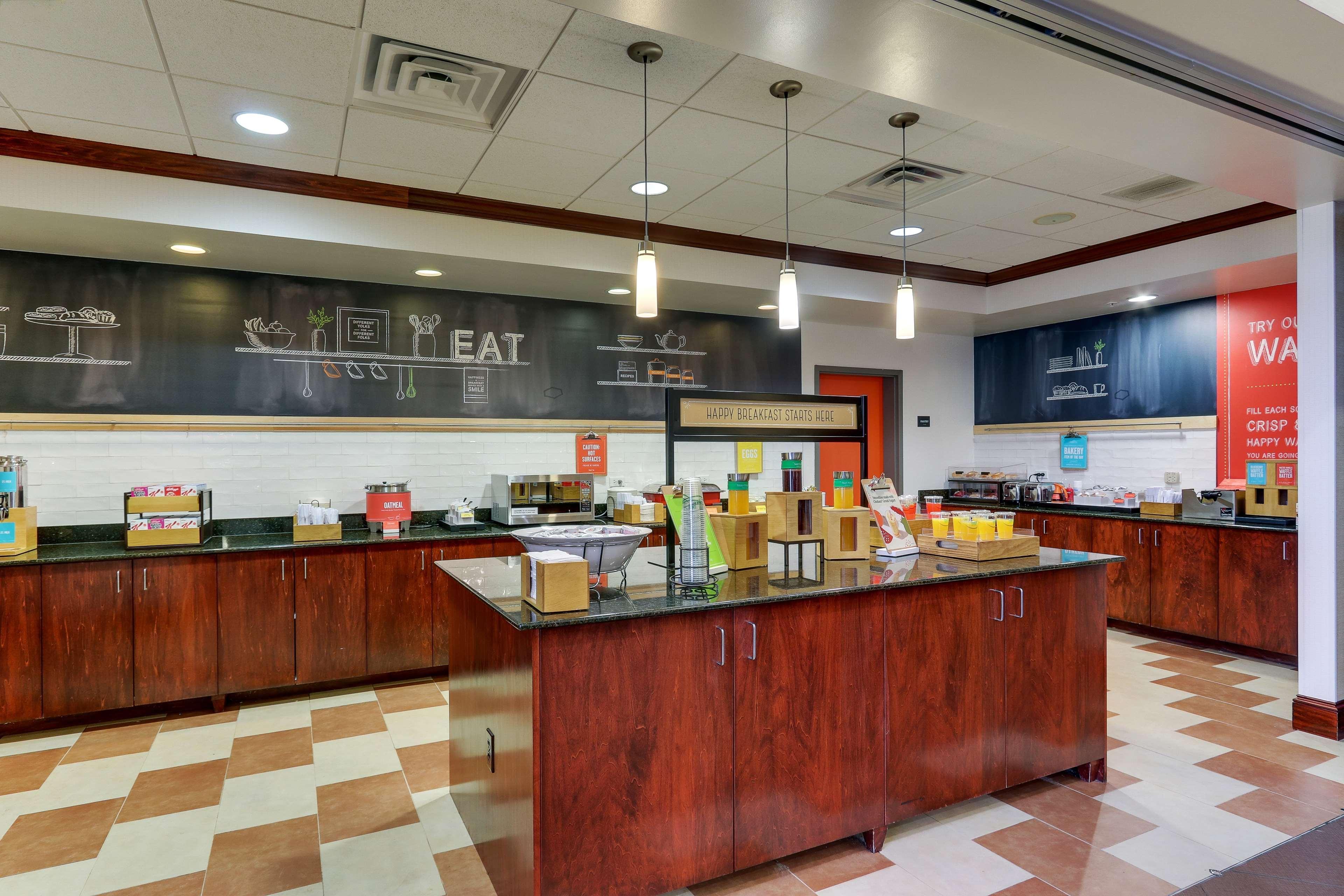 Hampton Inn & Suites Indianapolis-Airport Bagian luar foto