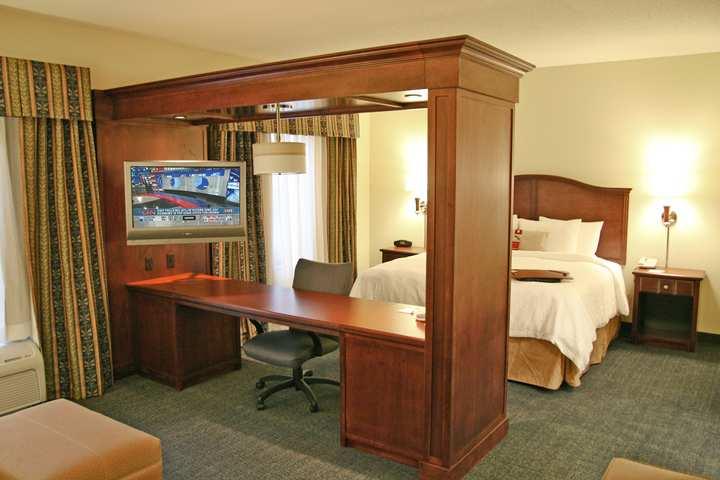 Hampton Inn & Suites Indianapolis-Airport Bagian luar foto