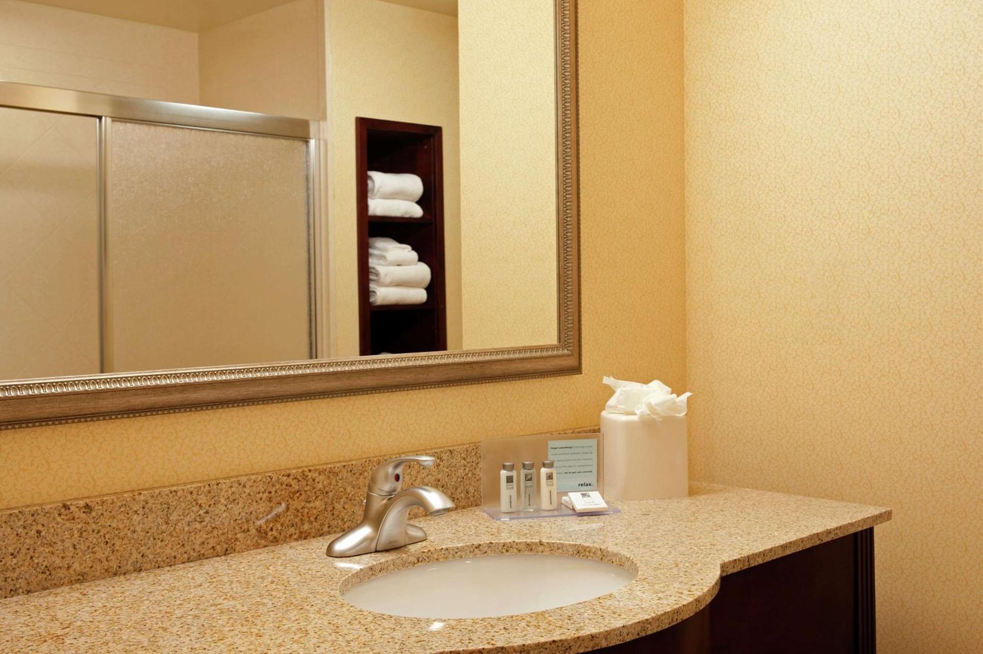 Hampton Inn & Suites Indianapolis-Airport Bagian luar foto