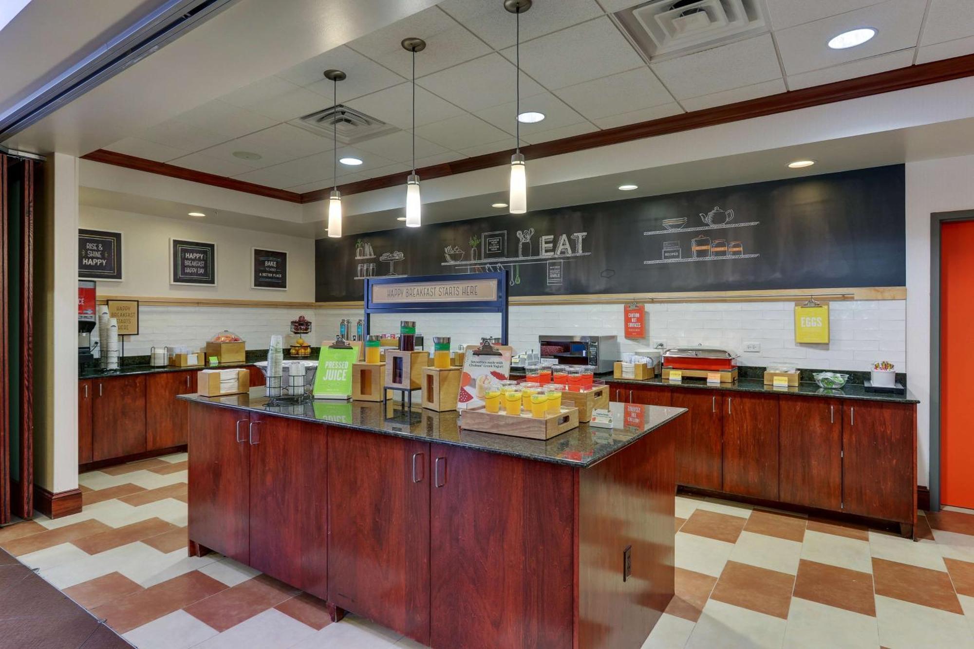 Hampton Inn & Suites Indianapolis-Airport Bagian luar foto